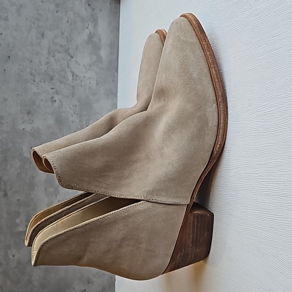 Free People Tan Suede Charm Double V Ankle Boot 39 / 8.5 NWOT - Picture 2 of 9